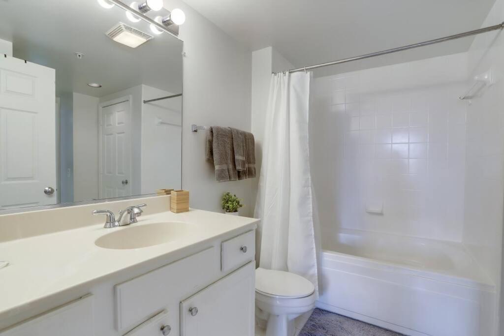 Fantastic 1 Bedroom Condo At Ballston With Gym Арлингтон Экстерьер фото